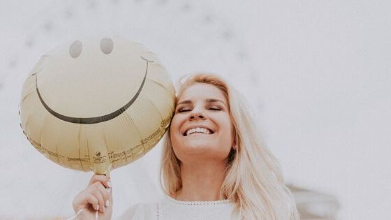Read more about the article Dlaczego optymiści są szczęśliwsi  – siła iluzji czy realne sukcesy?